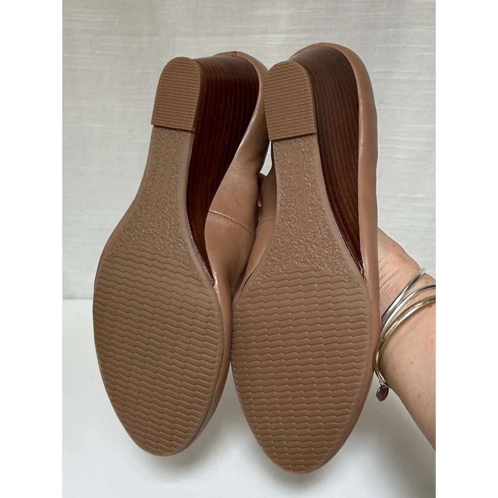 Andre Assous Featherweights Tan Leather Wedge Pumps Round Toe Shoes 8M